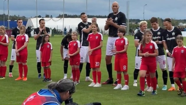 Pavel Podkolzin (4. Spieler von re.) überragt alle.