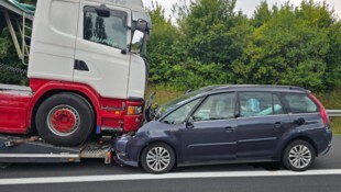 Der Pkw und der Lkw waren ineinander verkeilt.
