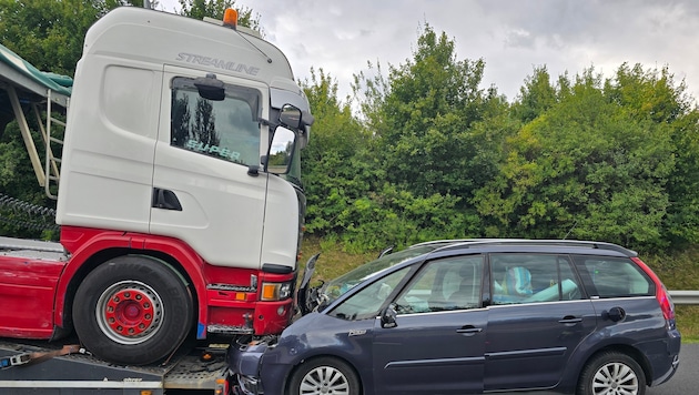 Der Pkw und der Lkw waren ineinander verkeilt.