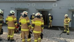 Direkt nach dem Eintreffen wurden Atemschutztrupps ausgerüstet.