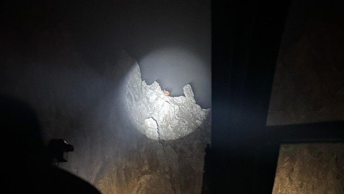 Mit dem Scheinwerfer leuchtete die Besatzung die Stelle am Grat aus, wo sich die Deutschen ...