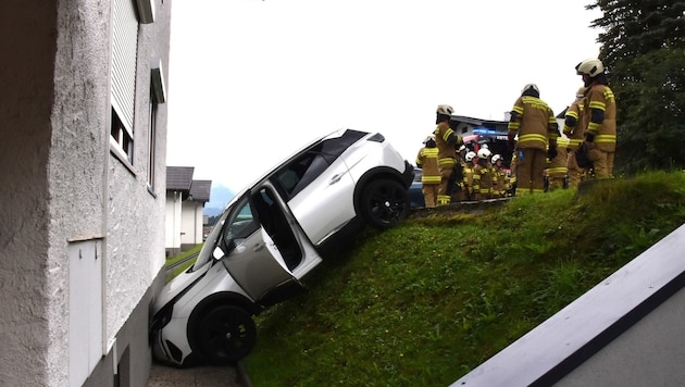 Das Auto wurde stark in Mitleidenschaft gezogen.