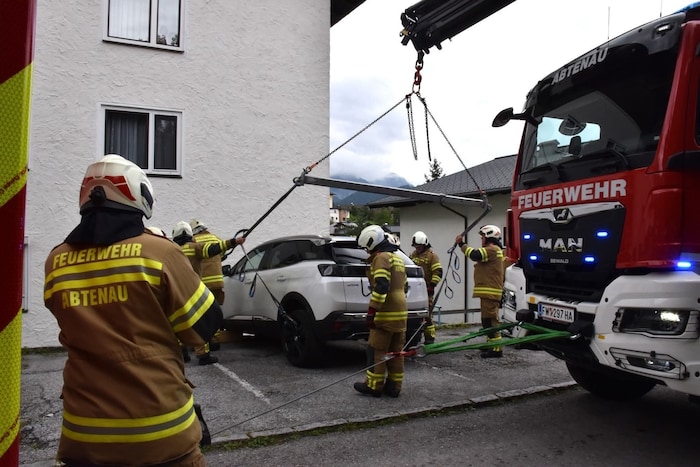 Mittels Hubkran barg die Feuerwehr den Pkw.