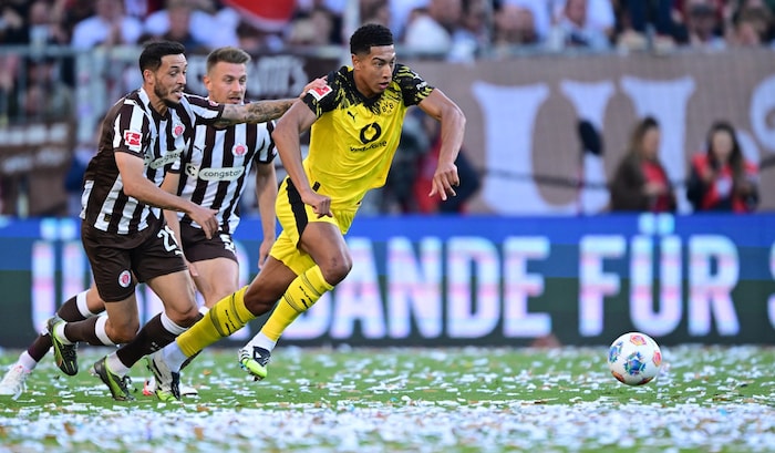 Jobe Bellingham feierte gegen St. Pauli sein Bundesligadebüt.
