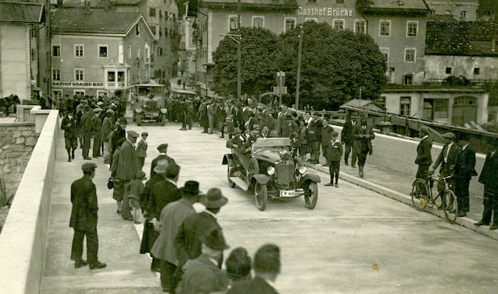Offiziell eingeweiht wurde die Steinbrücke im Juni 1928. Das erste Auto fuhr jedoch schon am 19. ...
