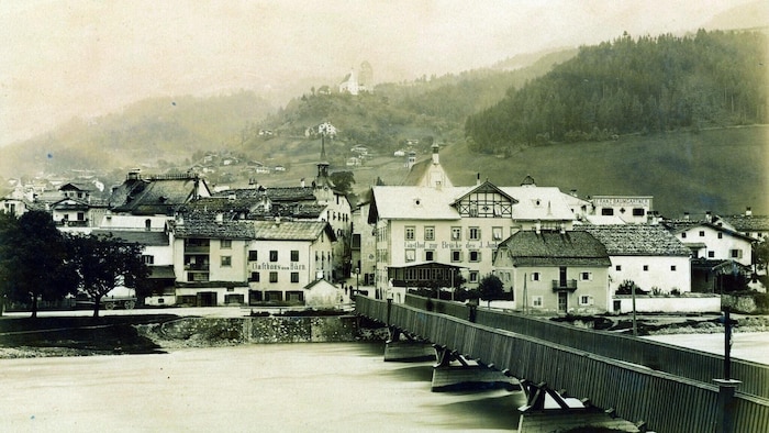 Dieses Bild entstand 1887 oder 1888 und zeigt quasi die Vorgängerin der Steinbrücke. Damals war ...