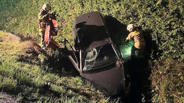Die Feuerwehr half auf bei der Bergung des Fahrzeugs.