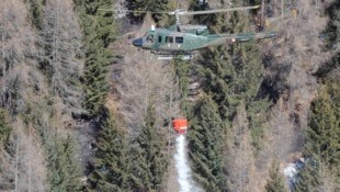 Ein Bundesheer-Transporthubschrauber vom Typ Agusta Bell 212 ist nach Murau abkommandiert ...