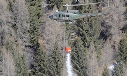 Ein Bundesheer-Transporthubschrauber vom Typ Agusta Bell 212 ist nach Murau abkommandiert ...