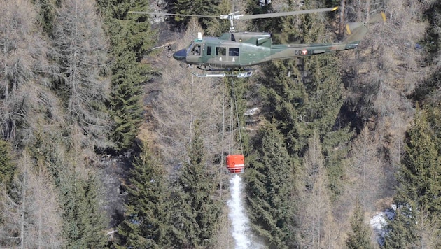 Ein Bundesheer-Transporthubschrauber vom Typ Agusta Bell 212 ist nach Murau abkommandiert ...