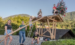 Die neue Überdachung steht schon! Nun folgen Landkarte, Tisch und Bänke sowie der neue Brunnen.