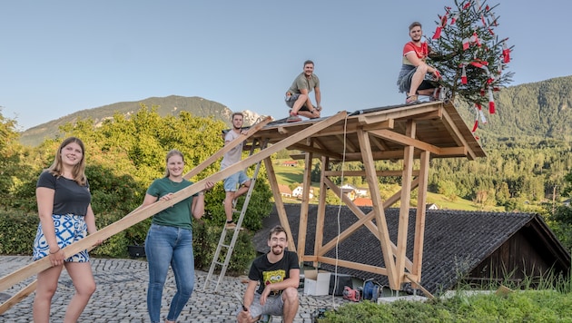 Die neue Überdachung steht schon! Nun folgen Landkarte, Tisch und Bänke sowie der neue Brunnen.