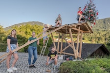 Die neue Überdachung steht schon! Nun folgen Landkarte, Tisch und Bänke sowie der neue Brunnen.