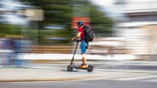 Die E-Scooter sind bei Kindern und Erwachsenen sehr beliebt.