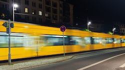 In Dresden haben zwei Männer in der Nacht Frauen in einer Straßenbahn belästigt. Ein Zeuge ...