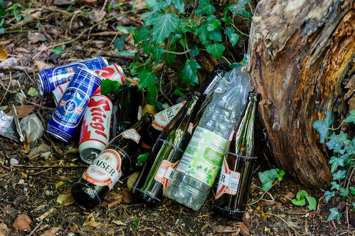 Bierflaschen und -dosen werden liegengelassen.