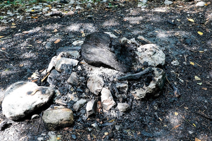 Die Feuerstelle im Wald – große Gefahr in Trockenzeiten.