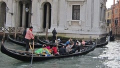 In Venedig ist eine Gondel durch Selfies aus dem Gleichgewicht gebracht worden und umgekippt ...