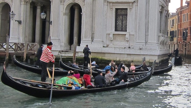 In Venedig ist eine Gondel durch Selfies aus dem Gleichgewicht gebracht worden und umgekippt ...
