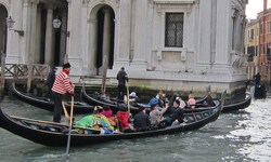 In Venedig ist eine Gondel durch Selfies aus dem Gleichgewicht gebracht worden und umgekippt ...