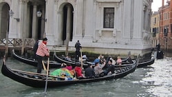 In Venedig ist eine Gondel durch Selfies aus dem Gleichgewicht gebracht worden und umgekippt ...