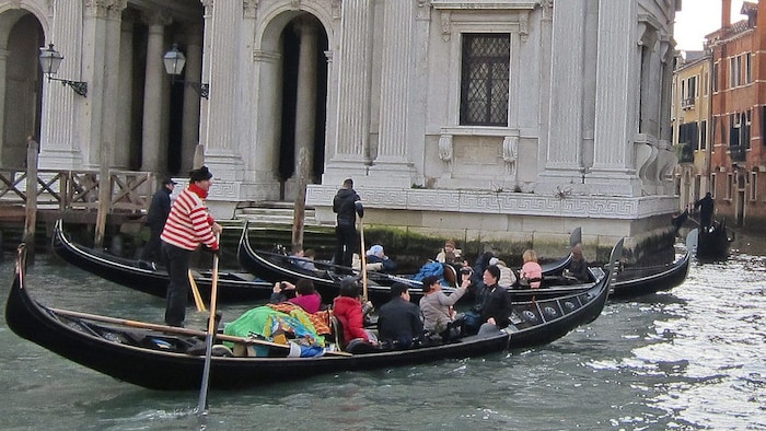 In Venedig ist eine Gondel durch Selfies aus dem Gleichgewicht gebracht worden und umgekippt ...