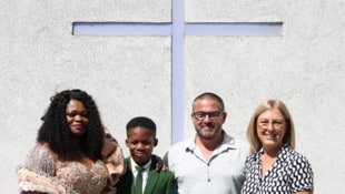 Thomas Hinterkörner (re.) mit Gattin Lieselotte und Greg (11) samt Mama Ose (li.) vor dem ...
