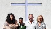 Thomas Hinterkörner (re.) mit Gattin Lieselotte und Greg (11) samt Mama Ose (li.) vor dem ...
