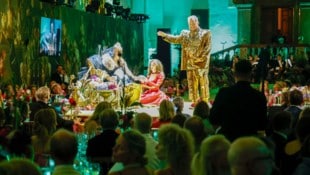 Cornelius Obonya und Deleila Piasko am Tisch-Laufsteg