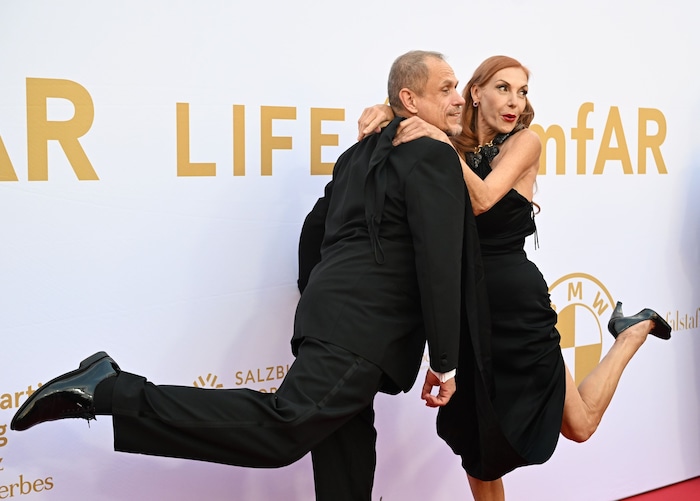 Gery Keszler posiert mit Schauspielerin Ute Lemper.