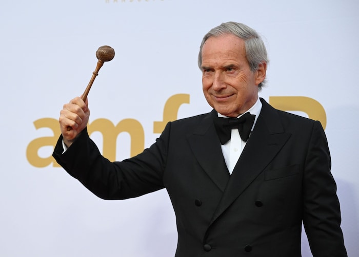 Auktionator Simon de Pury – es wurden einzigartige Exponate versteigert. Ein ...