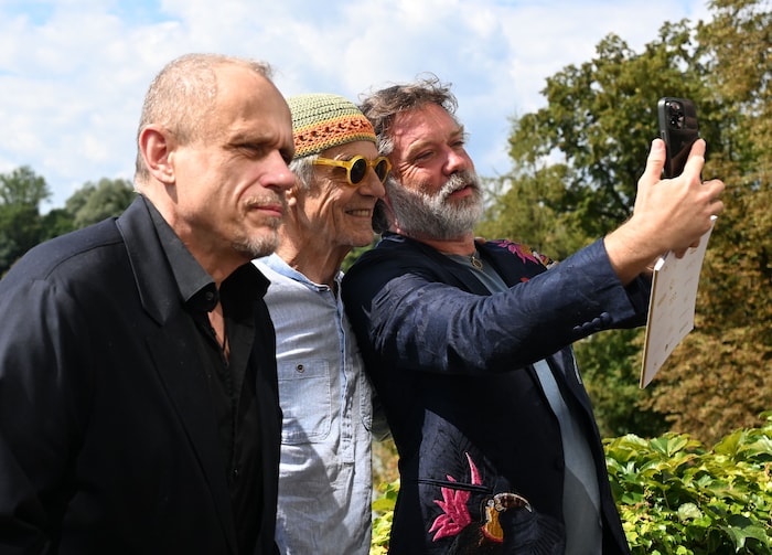 Am Nachmittag gab es auch Selfies: Gery Keszler, Jeremy Irons und Komponist Rufus Wainwright