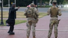 Die von Trump in die Hauptstadt beorderten Nationalgardisten tragen jetzt Feuerwaffen.