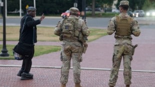 Die von Trump in die Hauptstadt beorderten Nationalgardisten tragen jetzt Feuerwaffen.