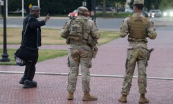 Die von Trump in die Hauptstadt beorderten Nationalgardisten tragen jetzt Feuerwaffen.