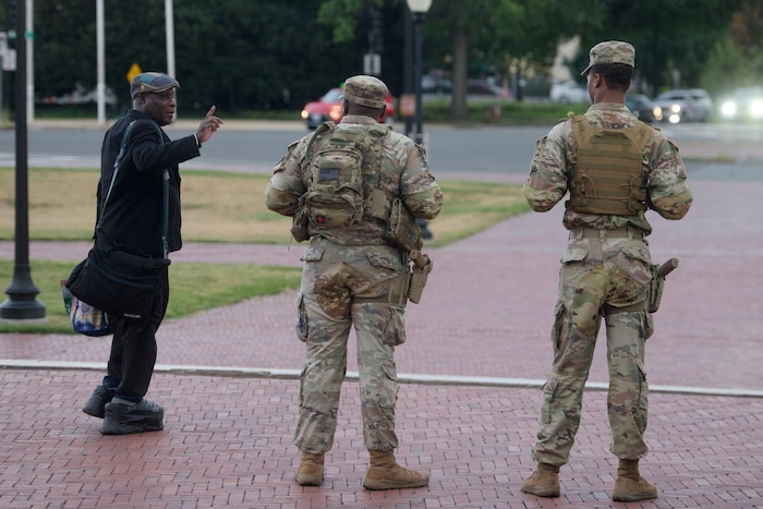 Die von Trump in die Hauptstadt beorderten Nationalgardisten tragen jetzt Feuerwaffen.