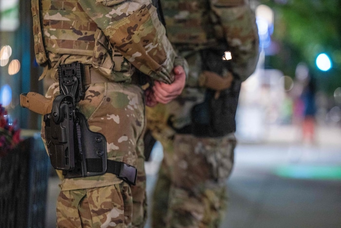 Mit der Bewaffnung der Soldaten erhöht Trump den Druck auf die Hauptstadt weiter.