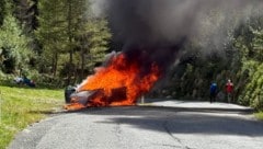 Der Pkw brannte trotz schnellen Handelns der Feuerwehr aus.