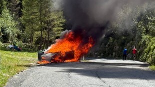 Der Pkw brannte trotz schnellen Handelns der Feuerwehr aus.