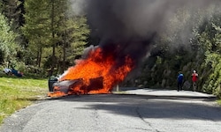 Der Pkw brannte trotz schnellen Handelns der Feuerwehr aus.
