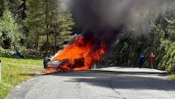 Der Pkw brannte trotz schnellen Handelns der Feuerwehr aus.