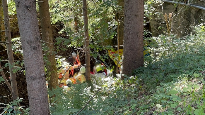 Noch im Bachbett wurde die Erstversorgung durchgeführt.