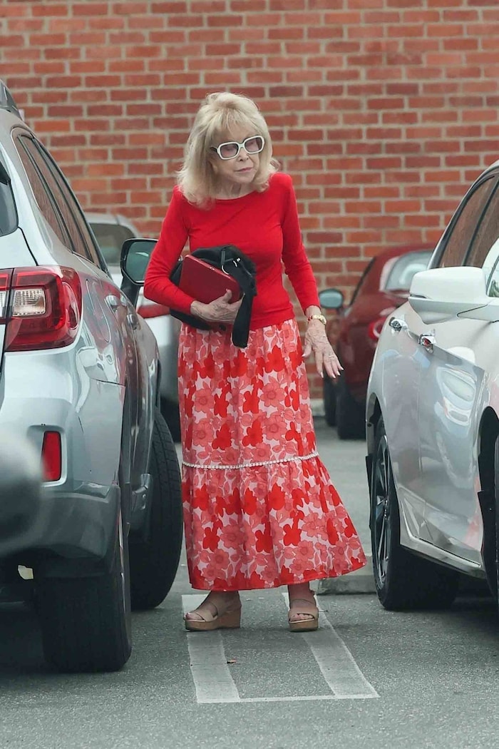 Frisch frisiert und manikürt macht sich Barbara Eden auf den Weg – um ihren 94. Geburtstag zu ...