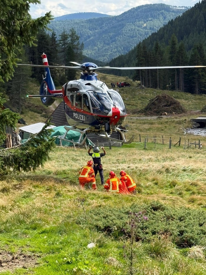 Auch der Polizeihubschrauber EC135 war vor Ort.