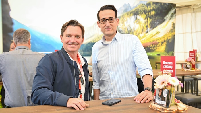 „Adabei“ Norman Schenz und Michael Knor (re.) kamen aus Wien, um in Linz mitzufeiern.
