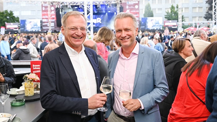 Prost: Landeshauptmann Thomas Stelzer mit ORF-Landesdirektor und Festpartner Klaus Obereder ...