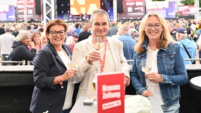 Harald Kalcher von der „Krone“ mit AK-Direktorin Andrea Heimberger und Konsumenten-schützerin ...