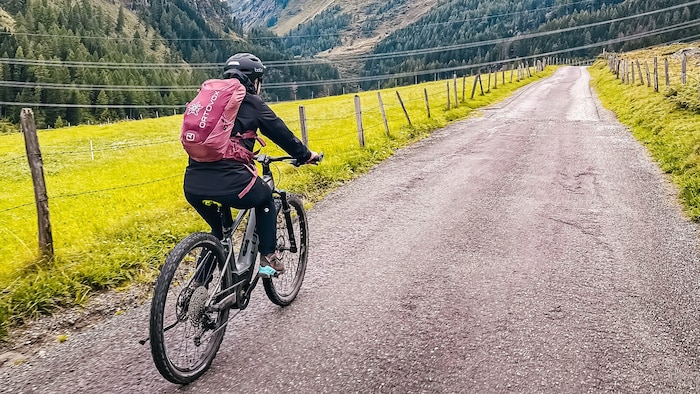 Mit dem Fahrrad geht es vom Matreier Tauernhaus ins Innergschlöß.