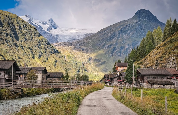 Auch mit einem Traktor-Shuttle ist das Innergschlöß bequem erreichbar – im Hintergrund sieht man ...