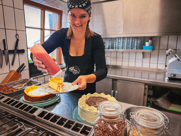Die Küche in der Schutzküche wird vormittags kurzfristig in eine kleine Konditorei umgewandelt.
